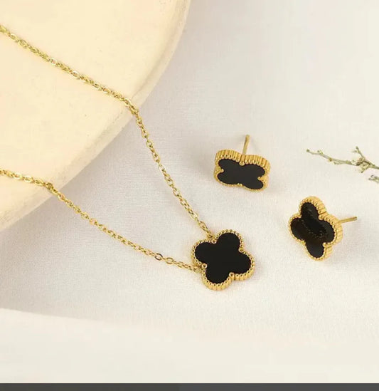 TRUSTFY Clover Pendant With Ear Studs
